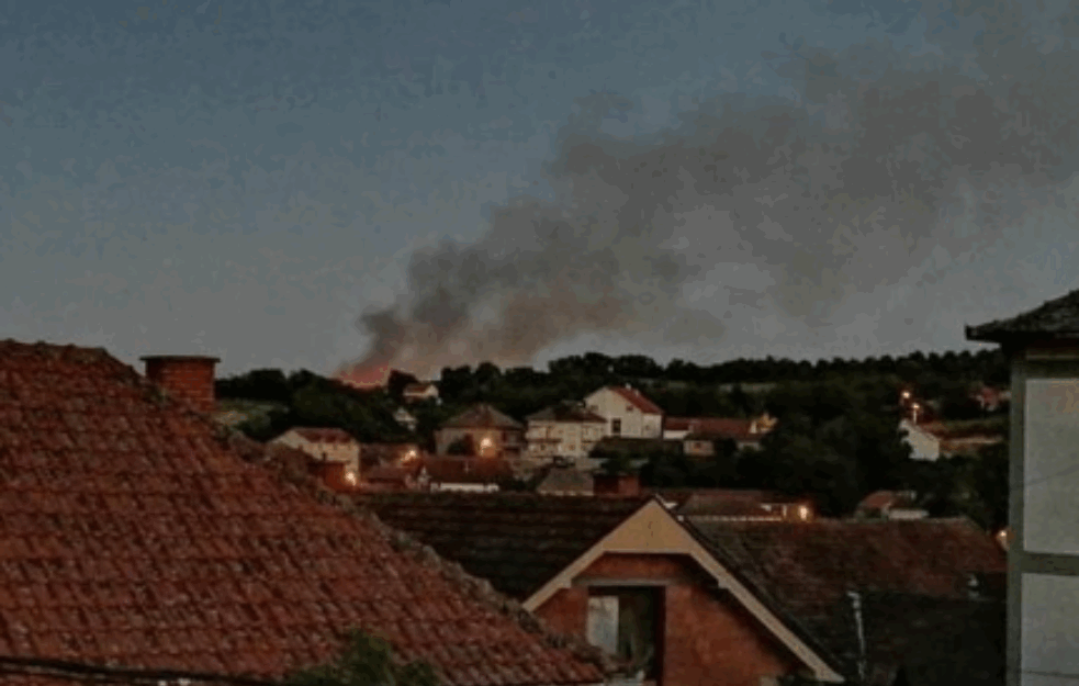 POŽAR U VINČI: Gori DEPONIJA, crni dim prekrio čitavo naselje! (FOTO+VIDEO) 
